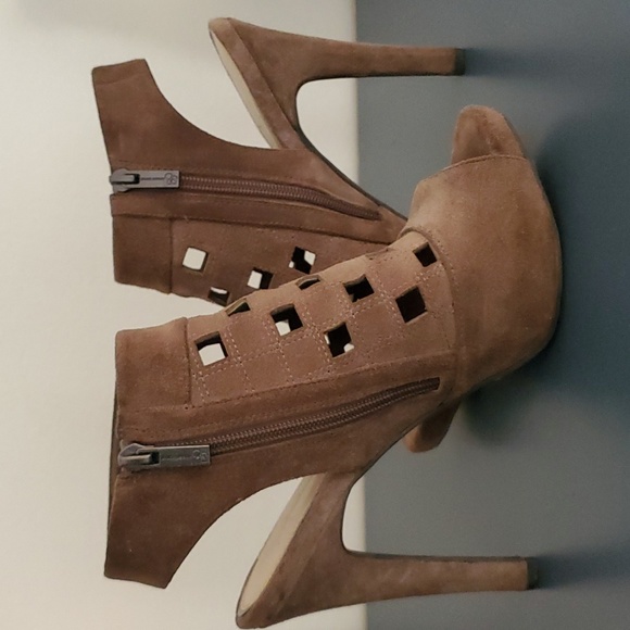 Heels - Picture 4 of 5